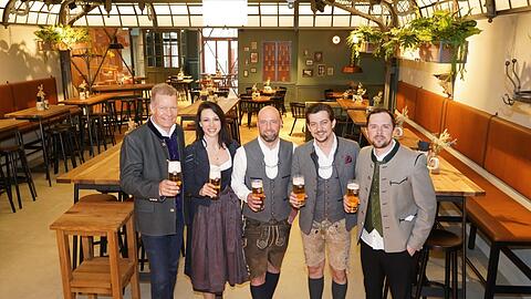 V.l.: Paulaner-Chef Andreas Steinfatt und die Wirte Nadja van Mark, Sebastian Erlenmaier, Constantino Medde und Mitja Lafere. Kleines Foto: Der erste Stammgast sitzt bereits am Tresen.