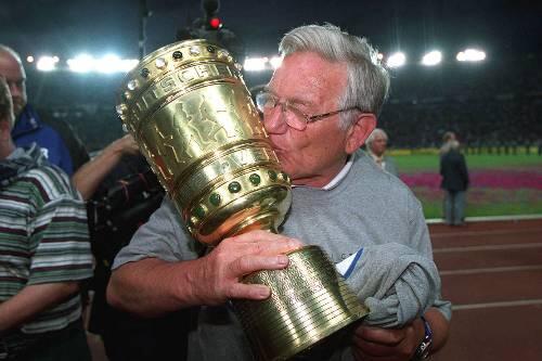 Eines seiner großen Highlights: Charmy Neumann küsst den DFB-Pokal bei Schalkes Triumph im Jahre 2001.