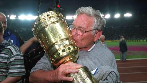 Eines seiner großen Highlights: Charmy Neumann küsst den DFB-Pokal bei Schalkes Triumph im Jahre 2001. Eines seiner großen Highlights: Charmy Neumann küsst den DFB-Pokal bei Schalkes Triumph im Jahre 2001.