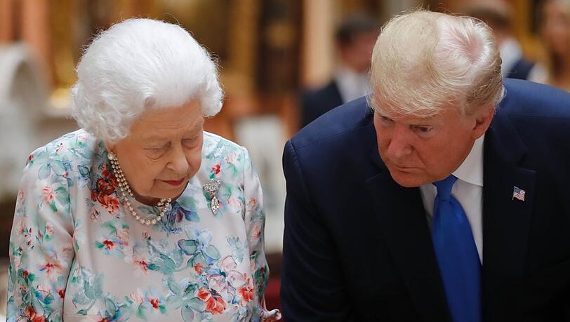 Donald Trump während eines Staatsbesuchs in Großbritannien mit Queen Elizabeth II.