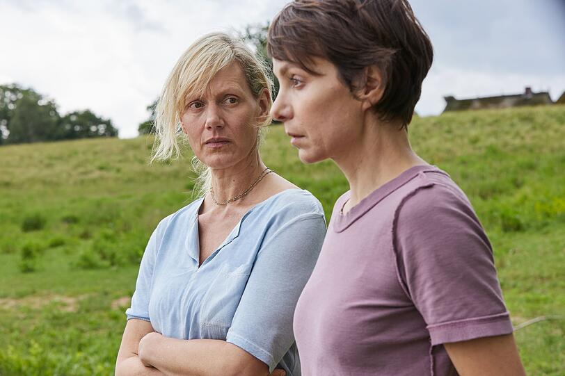 Aaron, der 12-jährige Sohn von Sophie (Julia Koschitz, rechts) ist verschwunden. Mit ihren Männern und drei Kindern leben sie und Inga (Anna Schudt) wie eine Familie auf einem Hof im Wendland. Der ZDF-Film "Das verschwundene Kind" entstand nach Motiven des Romans "Unter Wasser Nacht" von Kristina Hauff. Aaron, der 12-jährige Sohn von Sophie (Julia Koschitz, rechts) ist verschwunden. Mit ihren Männern und drei Kindern leben sie und Inga (Anna Schudt) wie eine Familie auf einem Hof im Wendland. Der ZDF-Film "Das verschwundene Kind" entstand nach Motiven des Romans "Unter Wasser Nacht" von Kristina Hauff.