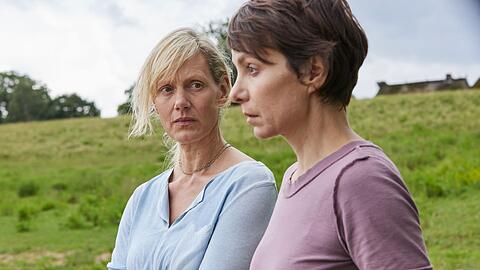 Aaron, der 12-j&auml;hrige Sohn von Sophie (Julia Koschitz, rechts) ist verschwunden. Mit ihren M&auml;nnern und drei Kindern leben sie und Inga (Anna Schudt) wie eine Familie auf einem Hof im Wendland. Der ZDF-Film "Das verschwundene Kind" entstand nach Motiven des Romans "Unter Wasser Nacht" von Kristina Hauff.
