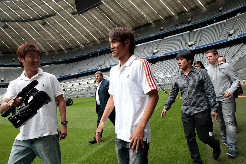 Usami wird offiziell in der Allianz Arena vorgestellt. Die Bilder