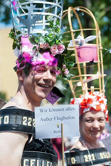 Kunterbunt und gut gelaunt: berlin feiert in schrillen Kostümen den Christopher Street Day! Hier gibts die Bilder von der Parade!