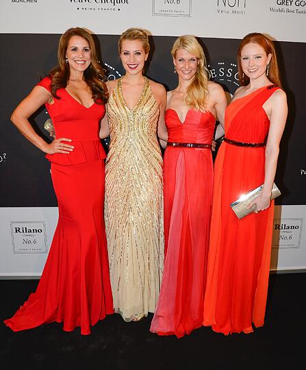 Promi-Damen in Leih-Roben und Lothar Matthäus als Weihnachtsmann. Die Bilder von der Weihnachtsfeier des Online-Kleiderverleihs &bdquo;dresscoded.com&ldquo;.