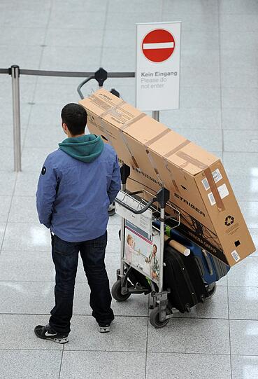 Lange Warteschlangen an den Schaltern, endloses Warten in den Terminals und fast jeder zweite Flug der Lufthansa fällt streikbedingt aus. Die Bilder vom Flughafen.