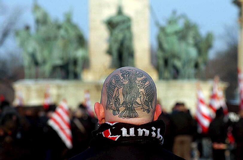 Ein ungarischer Neonazi in Budapest (Archivbild). Am Wochenende machen ungarische Neonazis Stopp in München.