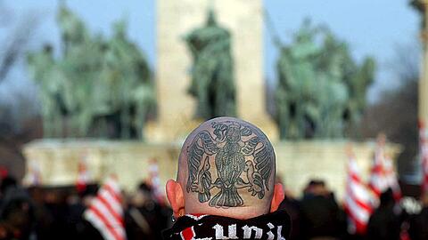 Ein ungarischer Neonazi in Budapest (Archivbild). Am Wochenende machen ungarische Neonazis Stopp in München.