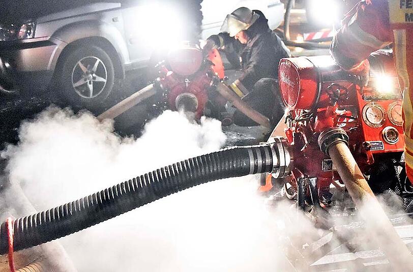 Eine halbe Million Euro: So hoch schätzt die Polizei den Sachschaden nach dem schweren Stallbrand in Au in der Hallertau. Die Bilder vom Feuerwehreinsatz.