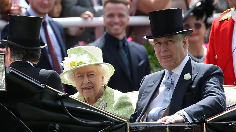 Königin Elisabeth II. mit ihrem Sohn Prinz Andrew.