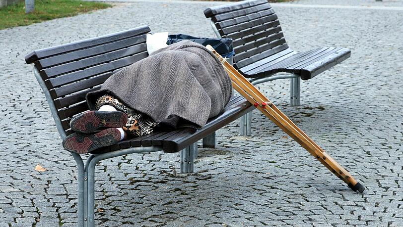 Damit Wohnungslose nicht auf der Parkbank landen, bietet die Stadt Unterkünfte an. (Symbolbild) Damit Wohnungslose nicht auf der Parkbank landen, bietet die Stadt Unterkünfte an. (Symbolbild)