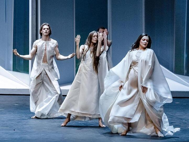 Die Sänger und Tänzer Edvin Revazov (l-r) als "Orphée", Anna Laudere als "Eurydice" und Andriana Chuchman als "Eurydice" in "Orphée et Eurydice".