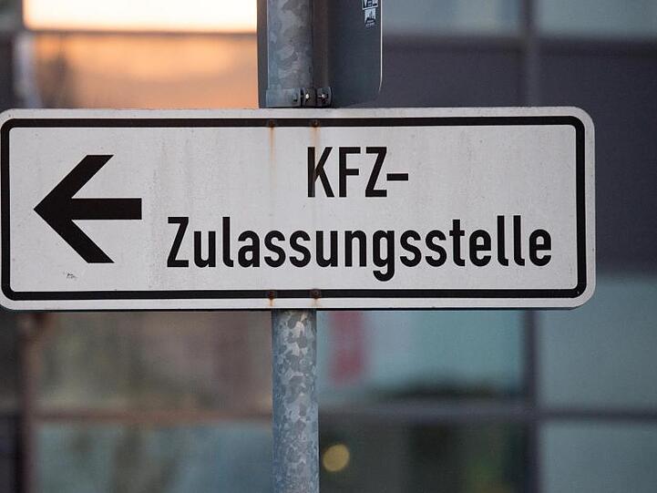 Ein Wegweiserschild zeigt zur Kfz-Zulassungsstelle. Foto: Armin Weigel/dpa/Archivbild