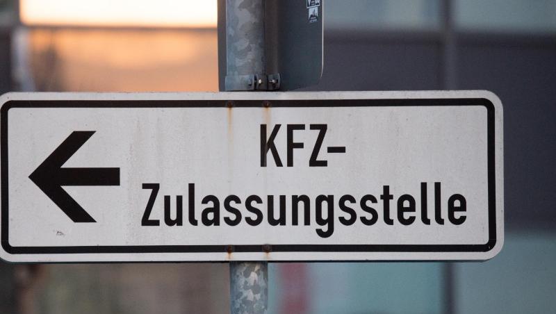 Ein Wegweiserschild zeigt zur Kfz-Zulassungsstelle. Foto: Armin Weigel/dpa/Archivbild Ein Wegweiserschild zeigt zur Kfz-Zulassungsstelle. Foto: Armin Weigel/dpa/Archivbild