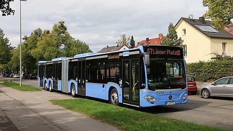 Der viertürige Gelenkbus vom Typ CapaCity des Herstellers Mercedes-Benz wird ab Montag probeweise in München unterwegs sein.