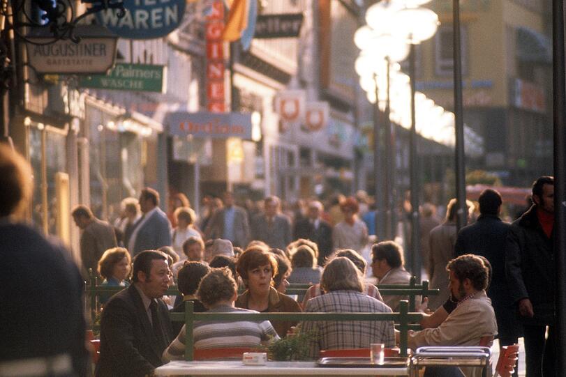Endlich ohne Autoverkehr draußen ratschen: 1972 in der Fußgängerzone.