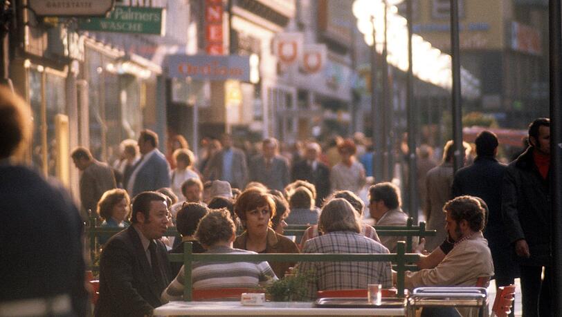 Endlich ohne Autoverkehr draußen ratschen: 1972 in der Fußgängerzone. Endlich ohne Autoverkehr draußen ratschen: 1972 in der Fußgängerzone.