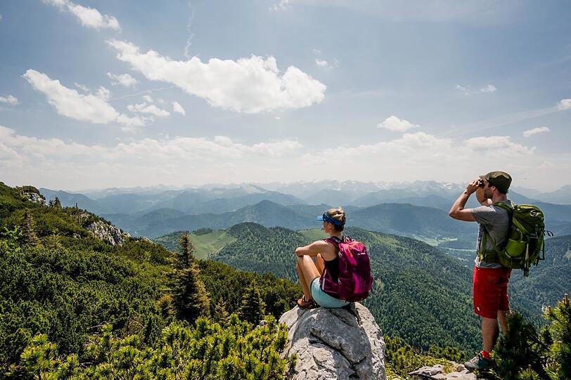 Wandern ist und bleibt eine äußerst beliebte Freizeitbeschäftigung. Die meisten Bergsportunfälle passieren hierbei durch Stürze.