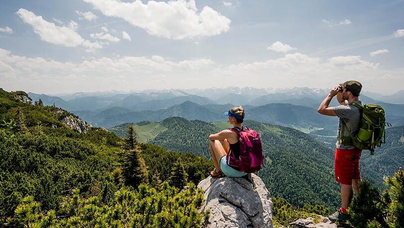Wandern ist und bleibt eine äußerst beliebte Freizeitbeschäftigung. Die meisten Bergsportunfälle passieren hierbei durch Stürze.