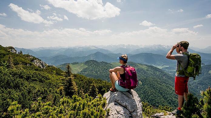 Wandern ist und bleibt eine äußerst beliebte Freizeitbeschäftigung. Die meisten Bergsportunfälle passieren hierbei durch Stürze.