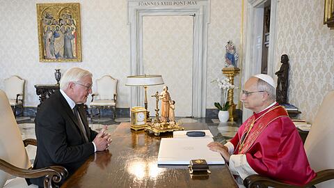 Steinmeier lädt den Papst zu Besuch nach Deutschland ein.