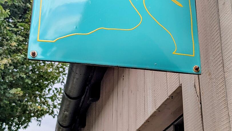 Der Wasservogel Haubentaucher ist Namensgeber und auch draußen auf dem Schild zu sehen. Der Wasservogel Haubentaucher ist Namensgeber und auch draußen auf dem Schild zu sehen.