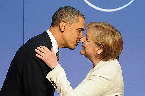 Innig: Obama beim Küsschen mit Angela Merkel. Die Kanzlerin lobte Obamas großes Engagement für Abrüstung.