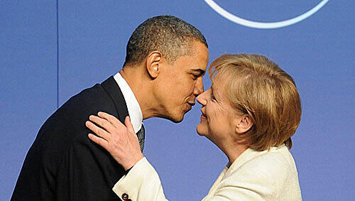 Innig: Obama beim Küsschen mit Angela Merkel. Die Kanzlerin lobte Obamas großes Engagement für Abrüstung. Innig: Obama beim Küsschen mit Angela Merkel. Die Kanzlerin lobte Obamas großes Engagement für Abrüstung.