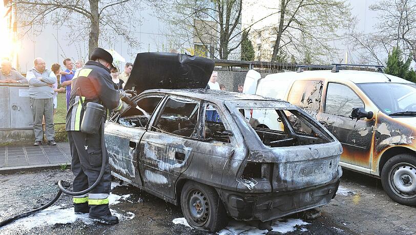 Völlig ausgebrannt: Nur noch die Karosserie blieb übrig. Auch die daneben geparkten Wagen wurden beschädigt. Völlig ausgebrannt: Nur noch die Karosserie blieb übrig. Auch die daneben geparkten Wagen wurden beschädigt.