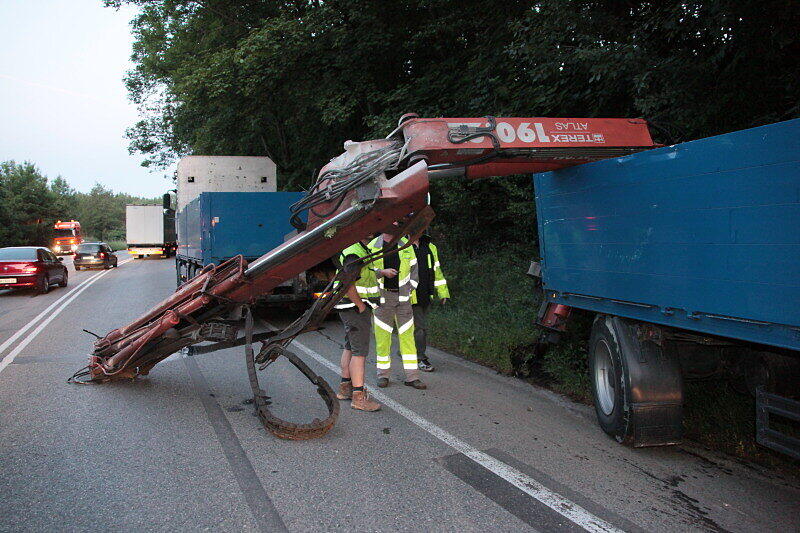 Bei Mühldorf ist ein Lkw mit Ladekran gegen eine Brücke gekracht. Der Kran wurde dabei aus der Verankerung gerissen und landete auf der Straße. Die Bilder.