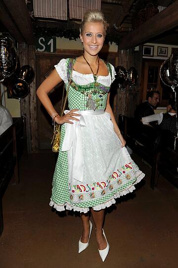 Weiße Highheels zum weißen Dirndl: Radiomoderatorin Verena Kerth