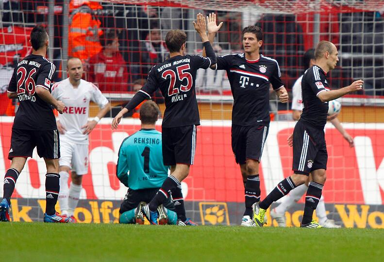 MARIO GOMEZ: Mühte sich, hetzte jedem Ball nach, doch blieb glücklos. Nichts gelang, Schalkes Huntelaar traf in Bremen doppelt wurde Torschützenkönig. Nicht sein Tag &ndash; vielleicht kommt sein großer Moment in den Finals. Note: 4