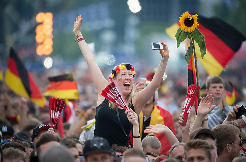Die deutschen Fans empfangen die Fußball-Weltmeister - die Bilder von der Berliner Fanmeile und dem Flughafen Tegel.
