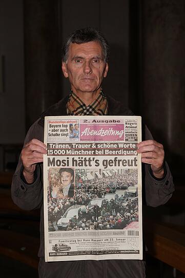 Dieses Moshammer-Fan hatte die Abendzeitung dabei, in der über die Trauerfeier vor zehn Jahren berichtet wurde.