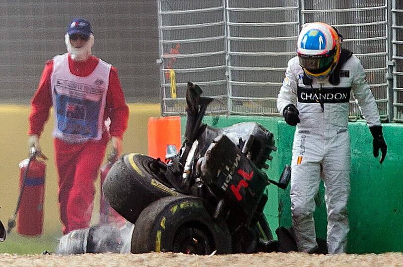 Bei einem Überholmanöver krachte der zweimalige Weltmeister Fernando Alonso mit seinem McLaren in der 17. Runde auf den Haas-Rennwagen von Esteban Gutierrez.