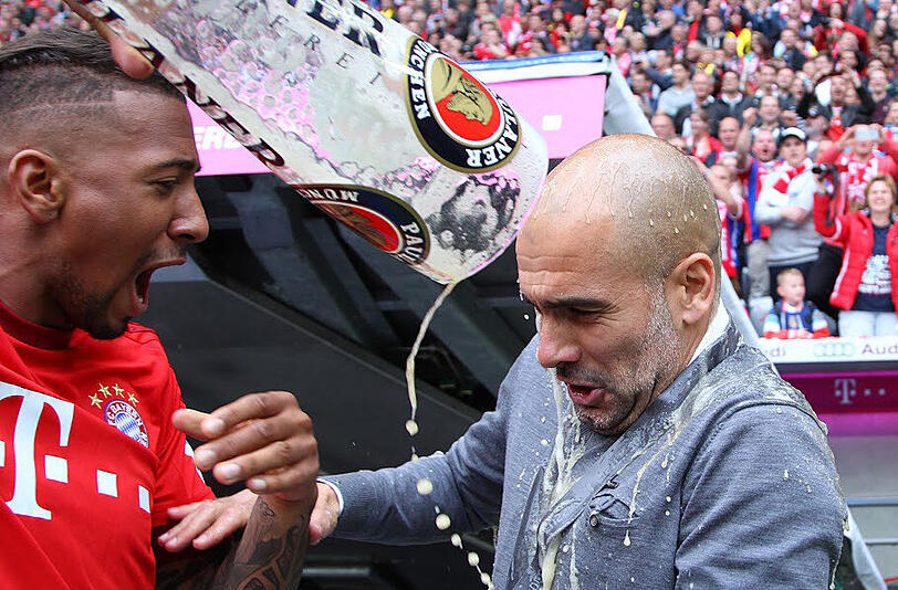 Und Pep? Na klar: Weißbier-Jäger Jérôme Boateng verpasste dem Trainer auch 2015 seine Dusche. Wir werden sehen, ob er es am Meister-Wochenende 2016 auch schafft.