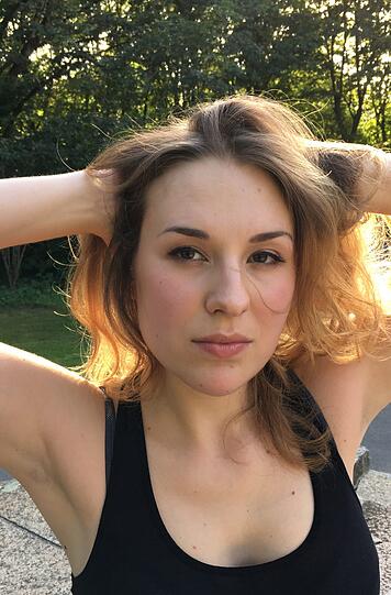 Diana ist 24 Jahre alt, 1,73m groß und studiert Philosophie und Soziologie an der LMU in München.