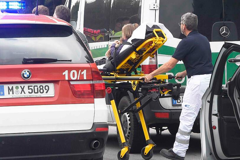 Schlimmer Unfall auf der A8: Ein Sattelzug rast in eine Kolonne und schleudert zwei Autos dutzende Meter weg. Die Bilder vom Einsatz.