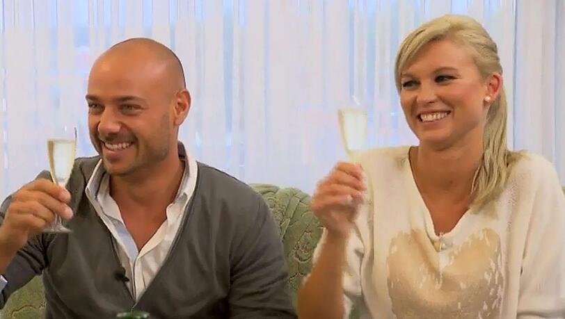 Katja und Christian stoßen auf den Geburtstag des Großvaters an. Katja und Christian stoßen auf den Geburtstag des Großvaters an.