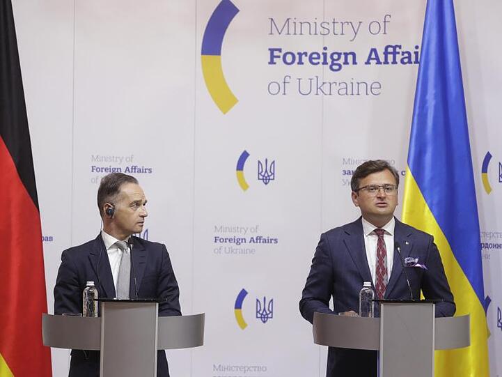 Außenminister Heiko Maas (l) im Gespräch mit seinem ukrainischen Amtskollegen Dmytro Kuleba in Kiew.