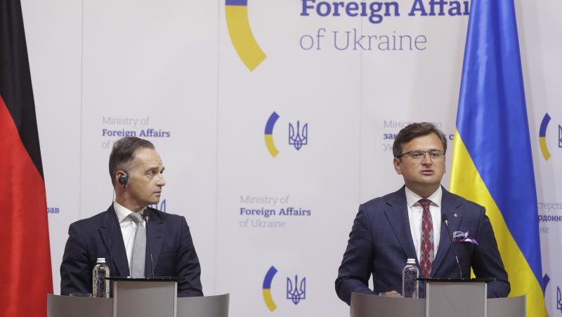 Außenminister Heiko Maas (l) im Gespräch mit seinem ukrainischen Amtskollegen Dmytro Kuleba in Kiew. Außenminister Heiko Maas (l) im Gespräch mit seinem ukrainischen Amtskollegen Dmytro Kuleba in Kiew.