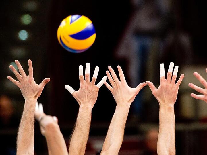 Ein Volleyball-Spiel. Foto: Sebastian Kahnert/dpa/Symbolbild