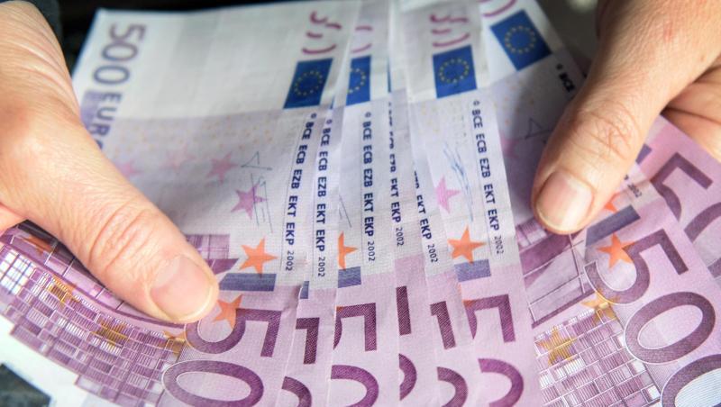 Eine Frau zählt 500-Euro-Geldscheine. Foto: Patrick Seeger/Archiv Eine Frau zählt 500-Euro-Geldscheine. Foto: Patrick Seeger/Archiv