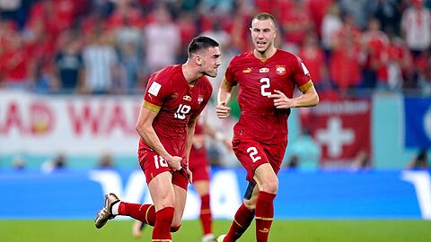 Serbien schlägt doppelt zurück: Dusan Vlahovic (l) feiert sein Tor zur 2:1-Führung.