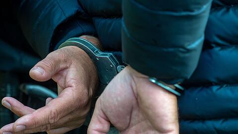 Die Münchner Polizei hat einen 20-Jährigen festgenommen, der unter dem Tatverdacht steht, zwei Raubüberfälle durchgeführt zu haben. (Symbolbild)