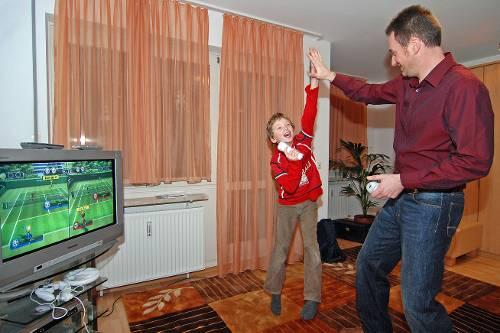 Wenn der Vater mit dem Sohne: Mihai Paduretu mit Sohn Erik an der Spielkonsole.