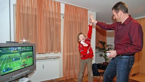 Wenn der Vater mit dem Sohne: Mihai Paduretu mit Sohn Erik an der Spielkonsole. Wenn der Vater mit dem Sohne: Mihai Paduretu mit Sohn Erik an der Spielkonsole.