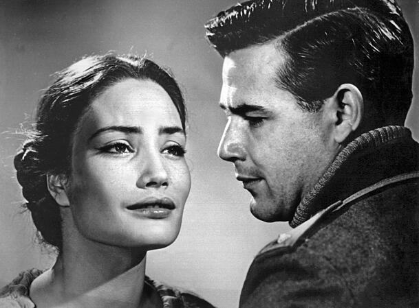 Ellen Schwiers mit Joachim Fuchsberger im Jahr 1955 während der Proben zum zweiten Teil des Films "08/15". Ellen Schwiers mit Joachim Fuchsberger im Jahr 1955 während der Proben zum zweiten Teil des Films "08/15".