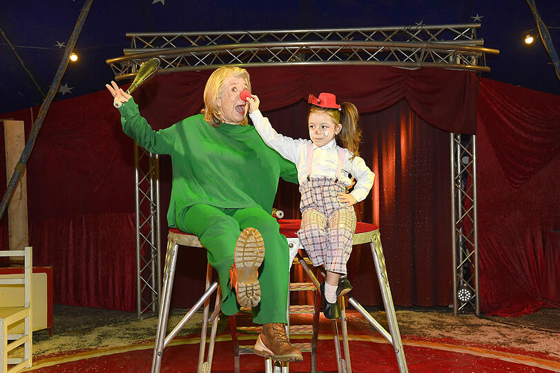 Schauspielerin und Autorin Jutta Speidel (l.) mit Zirkus-Tochter Rosalin Lauenburger. Mit ihrer Benefizlesung am 21. Februar will die M&uuml;nchnerin der Zirkusfamilie helfen.