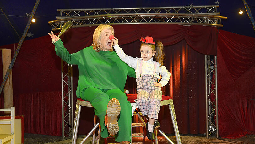 Schauspielerin und Autorin Jutta Speidel (l.) mit Zirkus-Tochter Rosalin Lauenburger. Mit ihrer Benefizlesung am 21. Februar will die M&uuml;nchnerin der Zirkusfamilie helfen.